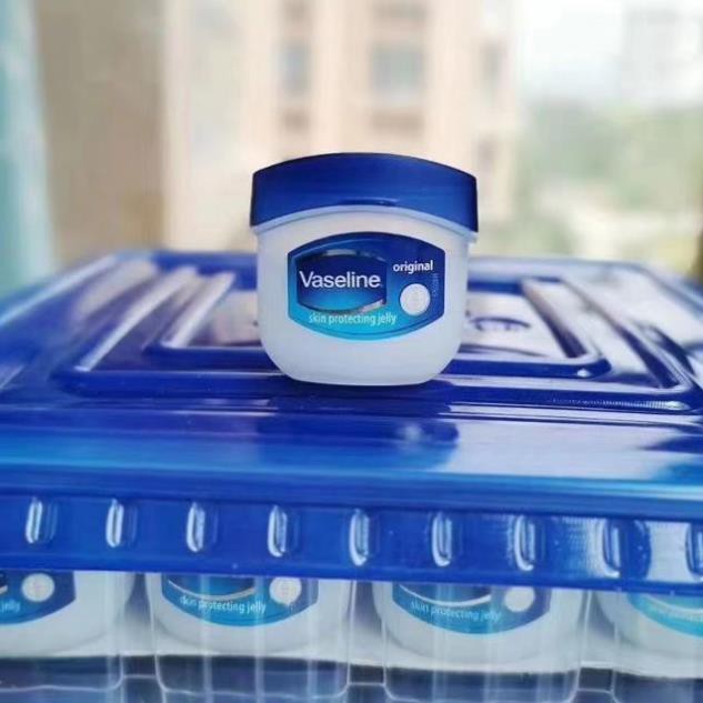 Hộp dưỡng ẩm môi vaseline