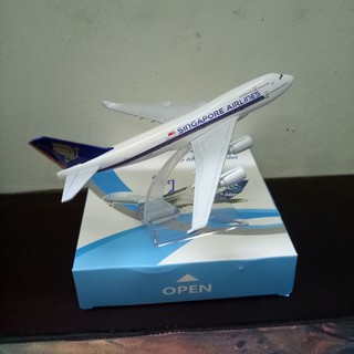 Máy  bay mô hình tĩnh B747 Singapore Airlines 16cm