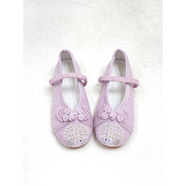 Giày thêu hoa cổ trang cho bé