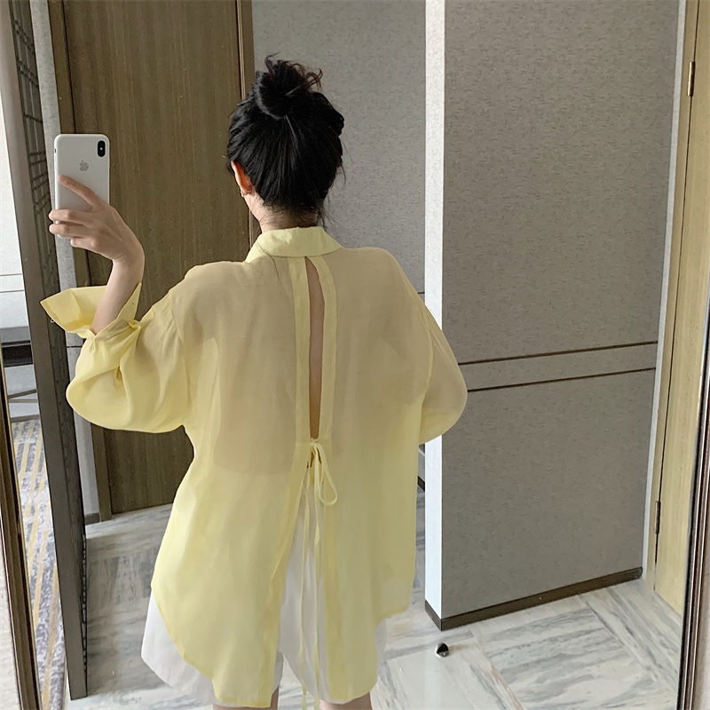 Áo sơ mi trắng chống nắng phối dây đan lưng kiểu cách cá tính cho nữ