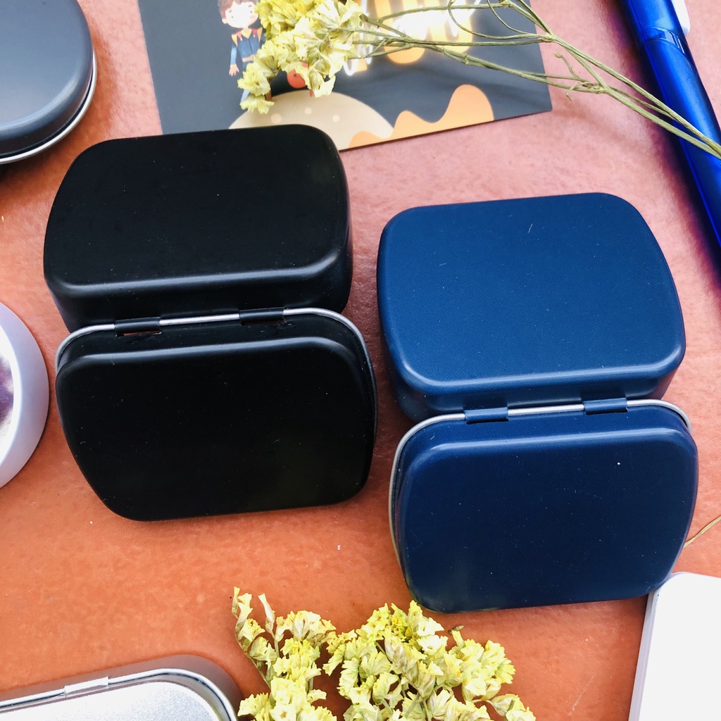 1 hộp thiếc kim loại dùng đựng đồ dùng gia đình