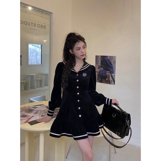 Váy nhung viền trắng cài khuy thêu ngực