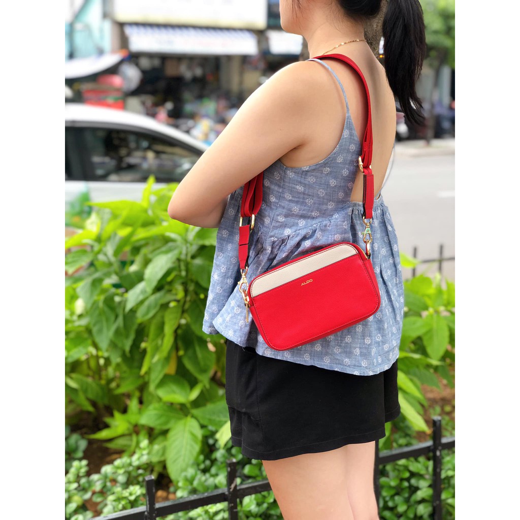 Túi camera bag của ALD0 đỏ rực lửa nắng hè