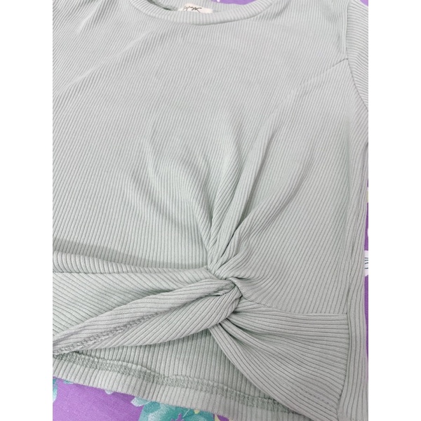 Áo thun gân croptop xoắn eo