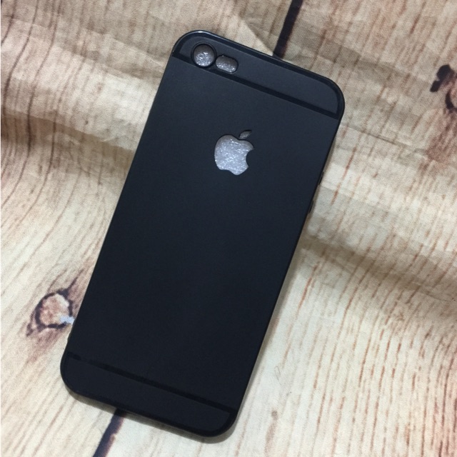 Ốp iPhone 5 /5S /5SE dẻo đen kẻ ngang khắc táo 4D cực đẹp