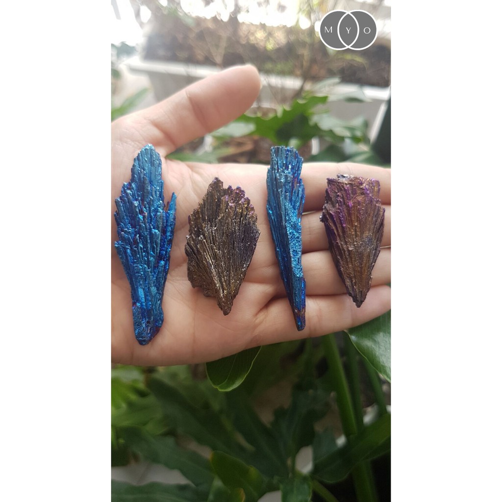 Đá kyanite đen phủ aura Aura titanium coated black kyanite