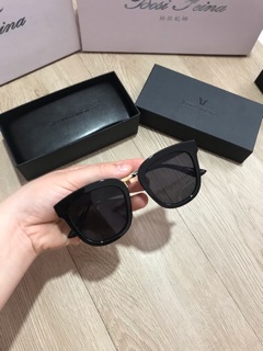 Kính fullbox, hộp thẻ khăn lau ( ảnh tự chụp )