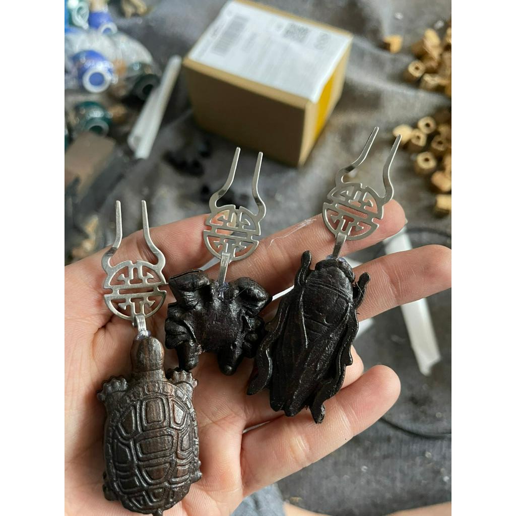 Xiên hoa quả cho chim chào mào, Gỗ mun, cẩm, bách xanh, Đục sắc nét