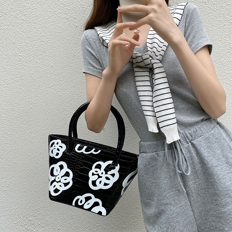 2021 South Korea new niche design flower graffiti handbag fashion crocodile single shoulder women's bag trendy messenger bag