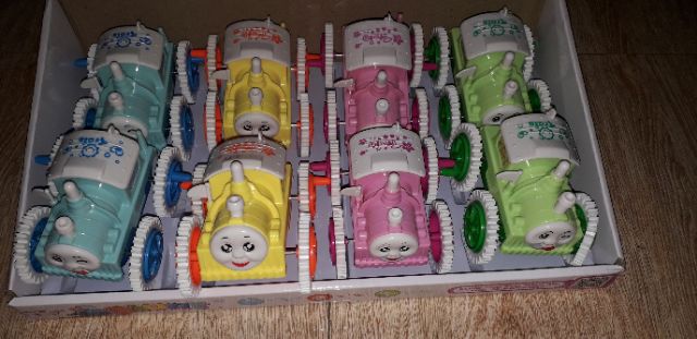 Chiếc xe chạy chớn nhào lộn bằng nhựa rất đẹp