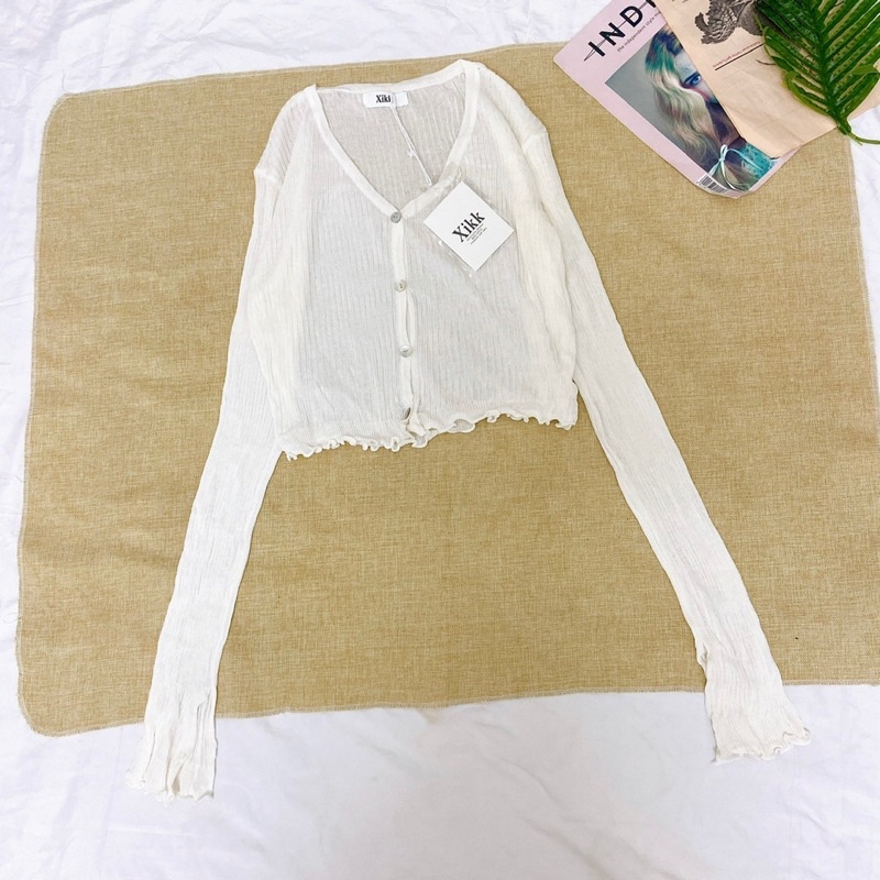 Áo len gân mỏng tay loe dáng croptop trendy 2021