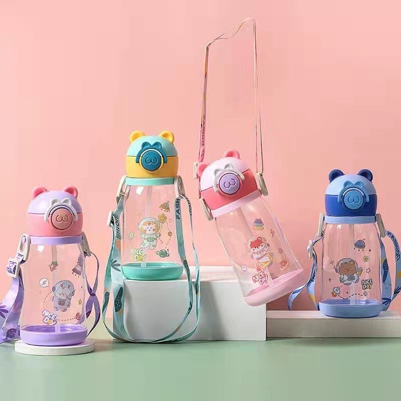 Bình Uống Nước Cho Bé 600ml Có Dây Đeo Màu Sắc Dễ Thương
