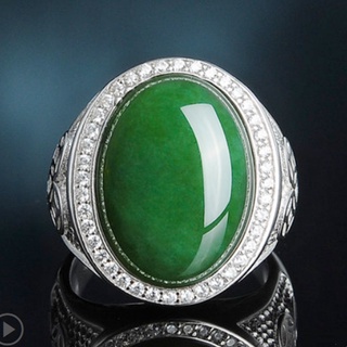 Nhẫn mặt oval đính đá ngọc bích màu xanh lá
