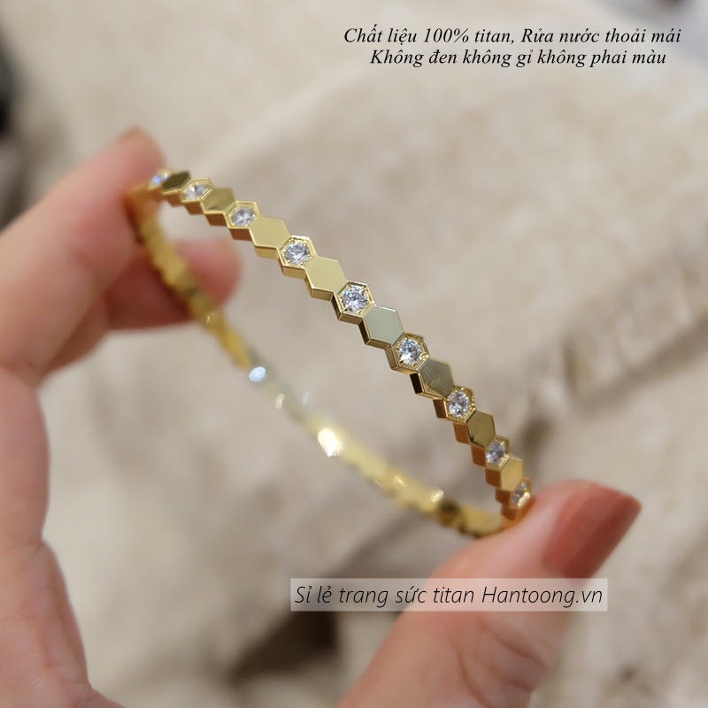 Vòng tay nữ chất liệu titan không gỉ mạ vàng 18k đính đá lấp lánh thiết kế thời trang sang trọng