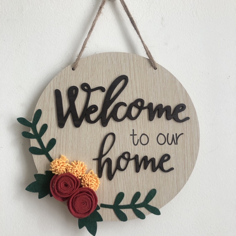 Bảng gỗ treo cửa trang trí Welcome to our Home hình tròn trang trí hoa vải dạ màu sắc bền đẹp