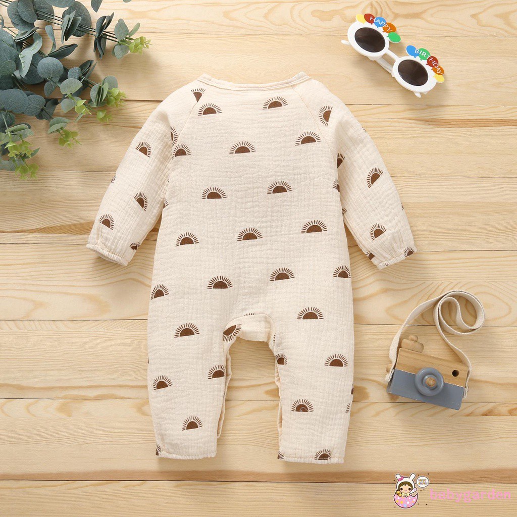 Áo liền quần tay dài cổ tròn in hình mặt trời phối nút trước và túi sáng tạo dành cho bé trai