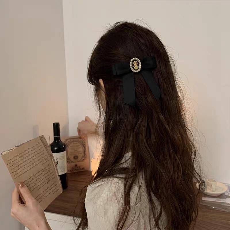 Kẹp Tóc Hình Nơ Viền Châu Chân Dung Nữ - Vani Store [PKT00257]