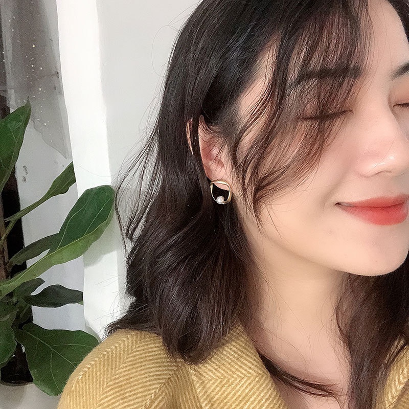 Khuyên tai kim loại hình học bất đối xứng đính ngọc trai giả phong cách Hàn Quốc dễ phối đồ