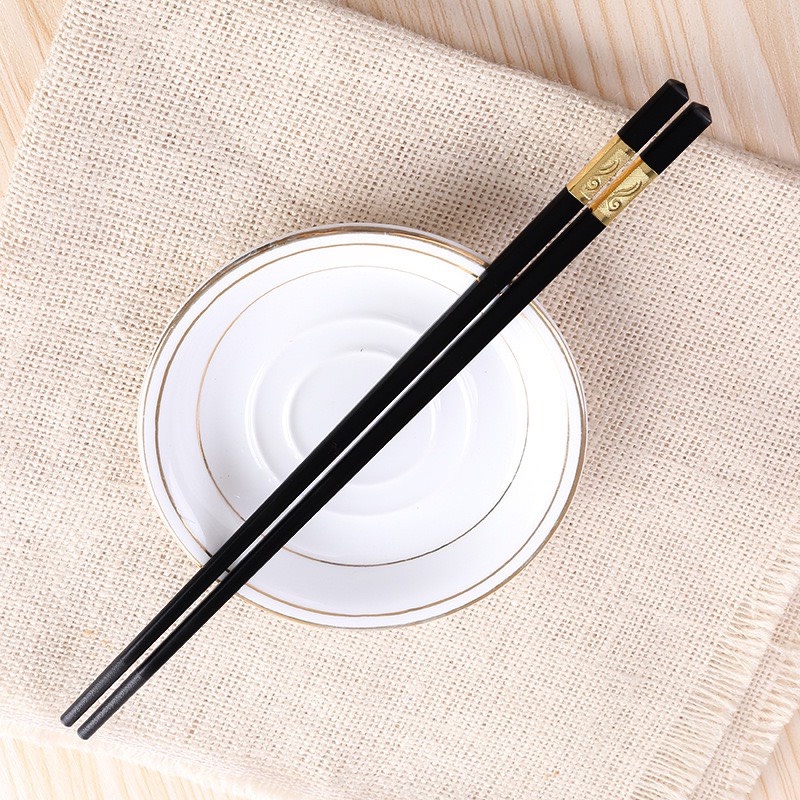 Hộp 10 đôi đũa mạ vàng ở đuôi đũa sang trọng