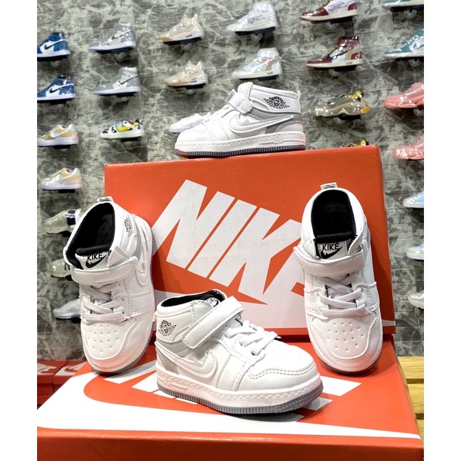 Giầy sneaker bé trai