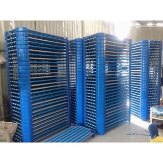 Giường lưới cho bé Xanh sọc loại 1, có 2 thanh đỡ inox