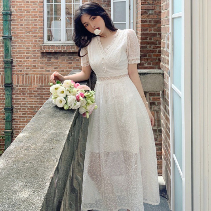 Váy ren trắng dài cổ chữ v