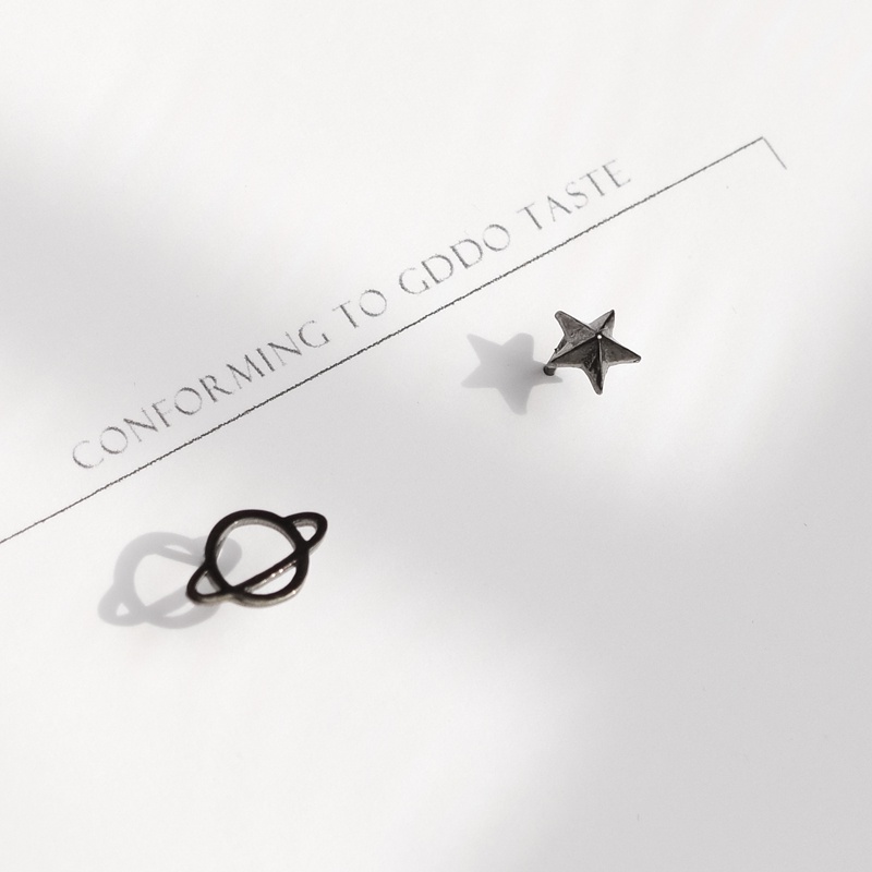 ✨✨Bông tai nụ màu đen cá tính họa tiết hành tinh/ngôi sao hợp thời trang cho nữ