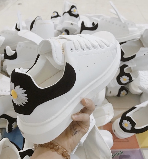 Giầy thể thao mc qeeeen hoa cúc mới nhất nam | BigBuy360 - bigbuy360.vn