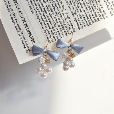 Hoa tai nơ xanh kết tay