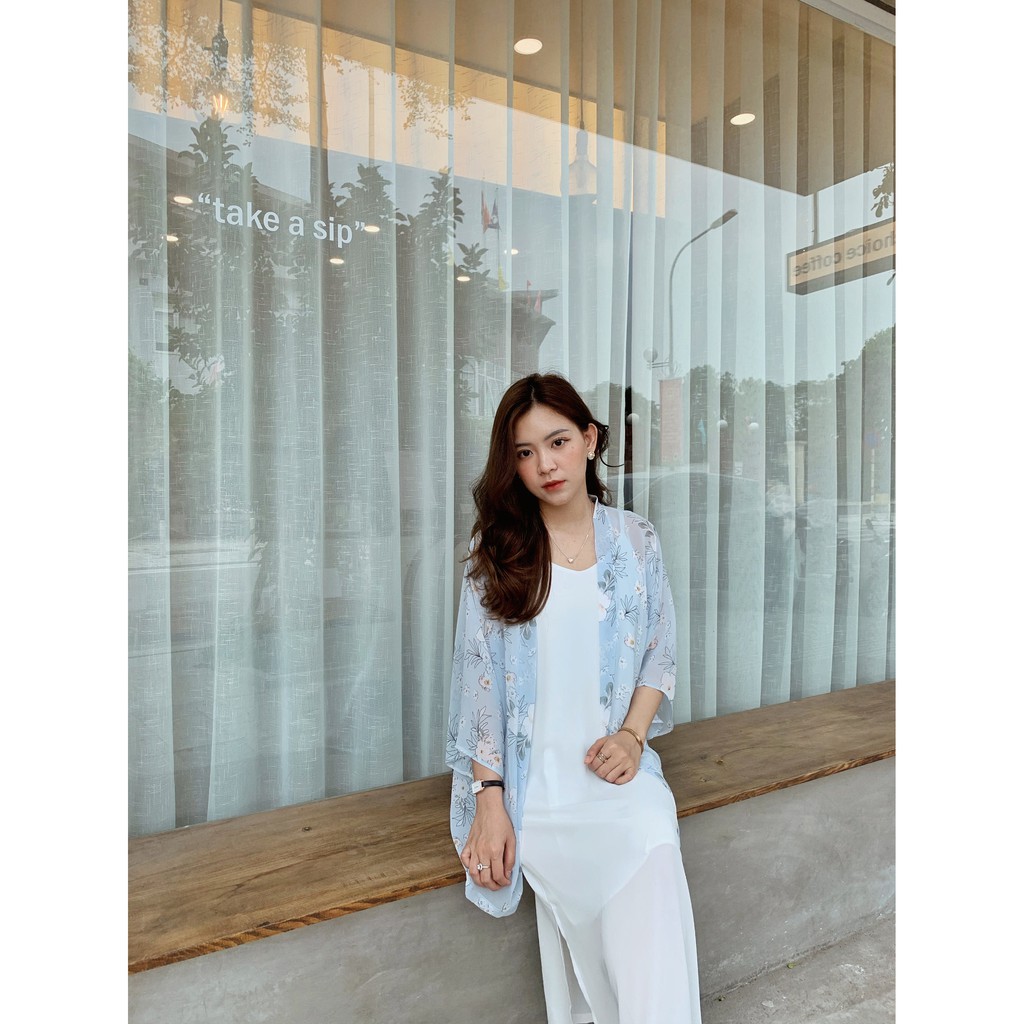 Áo khoác kimono hoa nền xanh | BigBuy360 - bigbuy360.vn