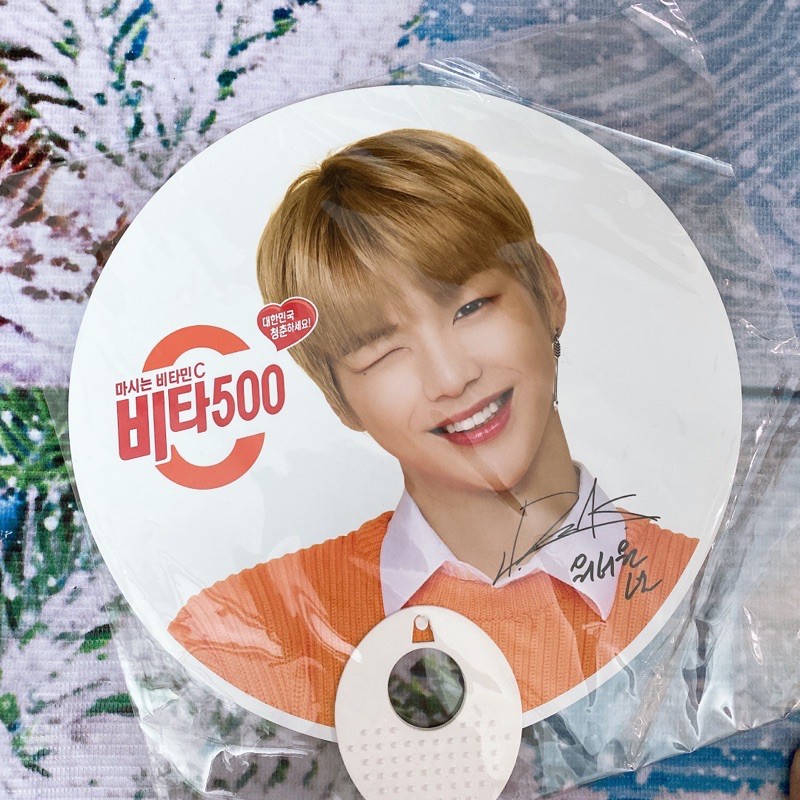 QUẠT WANNA ONE - QUẢNG CÁO VITA500