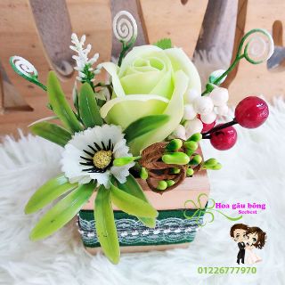 Hoa gỗ trang trí bàn tiệc cưới tông màu xanh lá