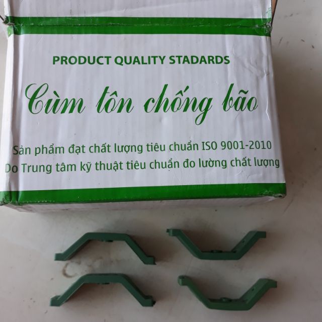 Hộp 100 cùm tôn chống bão màu xanh lá / đỏ