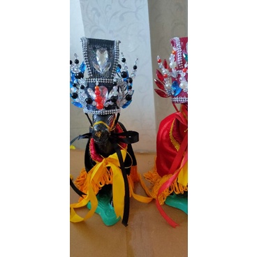 Tượng 5 ông ngựa và áo mão.