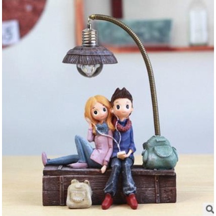 Tượng Để Bàn Cặp Đôi Hẹn Hò Dưới Đèn siêu đẹp dễ thương