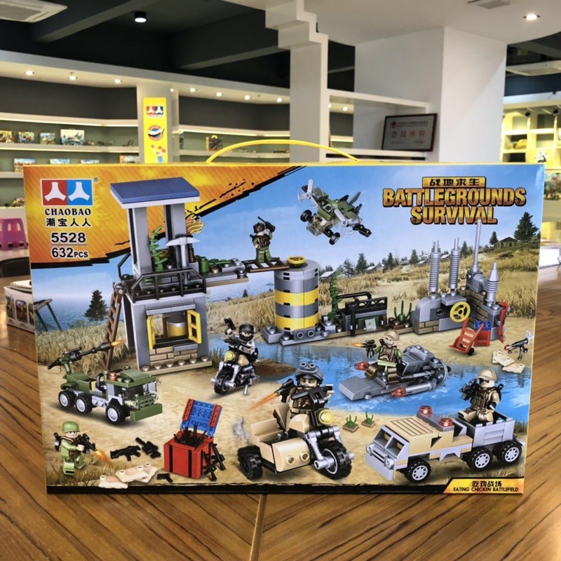Lego con trai lắp ghép chiến trường chiến đấu với 632 miếng ghép