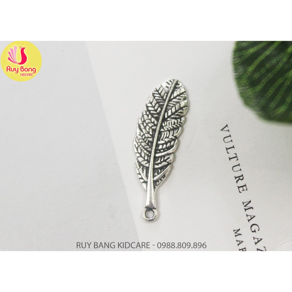 Cành lá kim loại, center đá đính hoa vải handmade