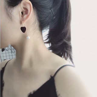 Khuyên dài trái tim đen hạt trai
