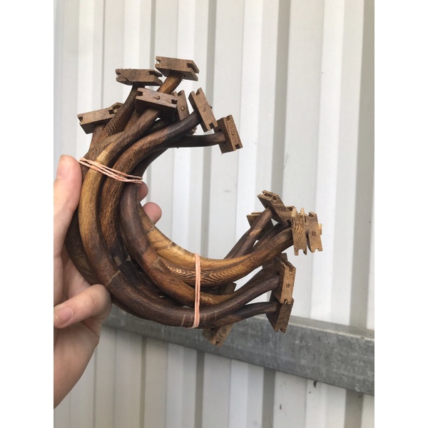Cầu góc gỗ muồng có tai quai lồng chim chào mào chất liệu gỗ muồng đen cao cấp