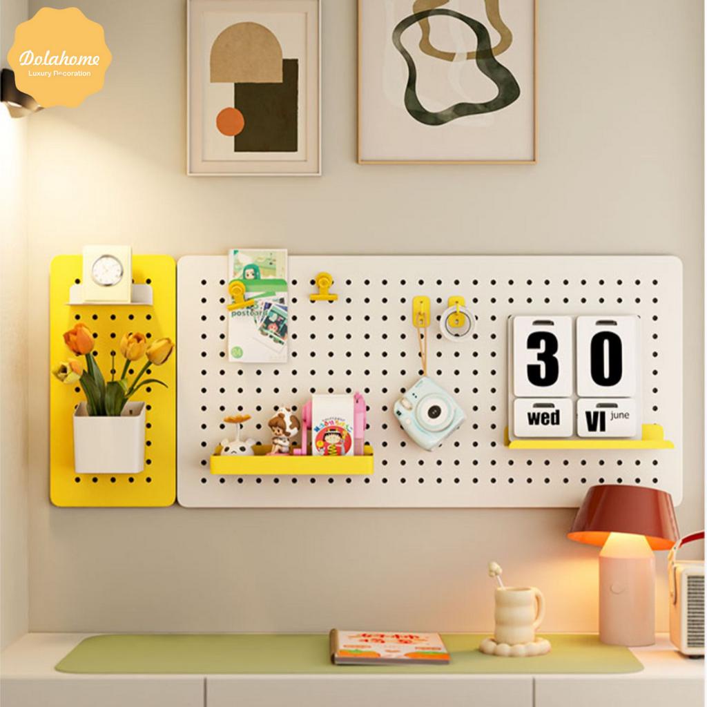 Bảng lỗ Pegboard Dola Home kim loại cao cấp treo tường. Bảng treo đóng đinh phù hợp trang trí nhà cửa, góc làm việc