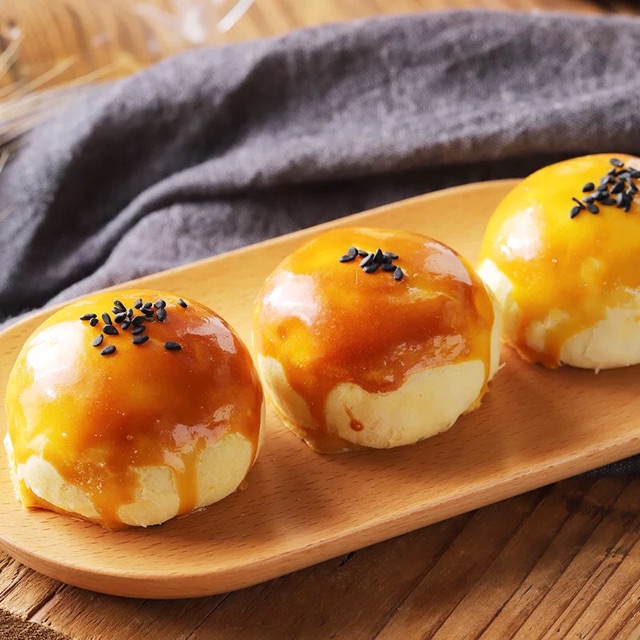 Bánh đậu đỏ trứng muối 20 chiếc