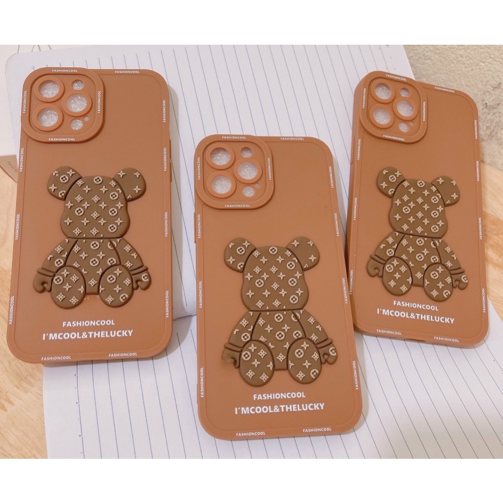 BẢO VỆ CAMERA  Ốp điện thoại gấu in logo LV 3D cạnh vuông cho IPHONE 6 6S 7 8 X XS 11 12 13 PLUS / PRO /MAX