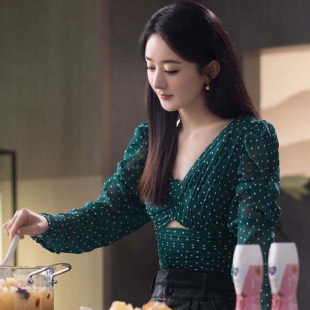 Áo kiểu chấm bi tay dài Triệu Lệ Dĩnh