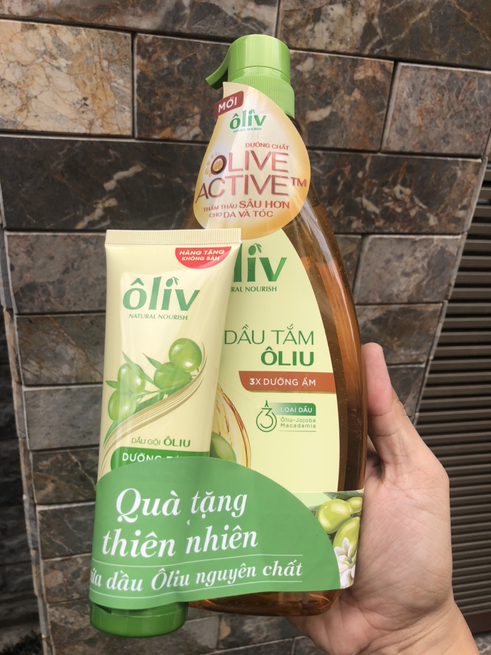 Dầu tắm dưỡng da Oliu Oliv Natural Nourish Virgin Olive Oil 650ml ( tặng 1 dầu gội olive )