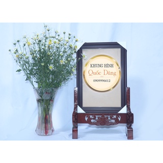 Khung hình và chân khung để bàn thờ