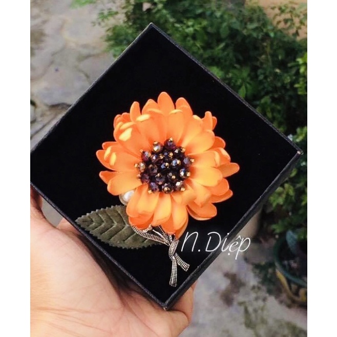 Hoa cài áo đính đá phalê cao cấp