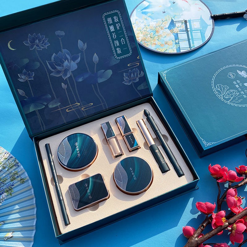 Bộ trang điểm hộp 8 món: son, phấn nước, phấn che khuyết điểm, phấn nền, phấn mắt, bút kẻ lông mày, bút kẻ mắt, mascara.