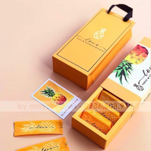 Hộp bánh dứa Vạn phát màu vàng