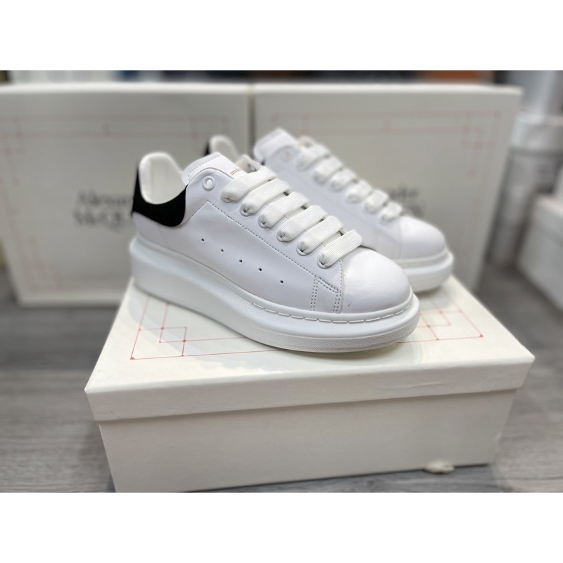 Giày thể thao sneaker MC queen độn đế trắng gót đen bản cao cấp nam nữ full phụ kiện