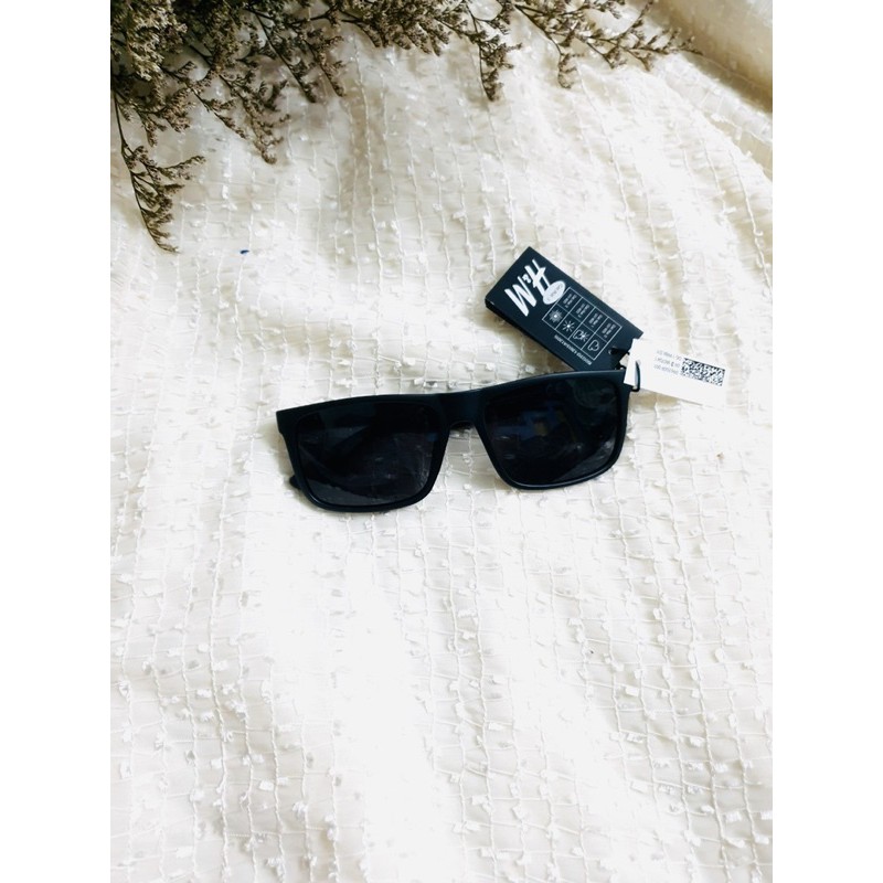 Kính râm mát HM sang sịn mịn ạ, Có Mail mua hàng tại web của hãng.